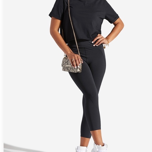 Boxy Crop Black Tee - Picture 4 of 9